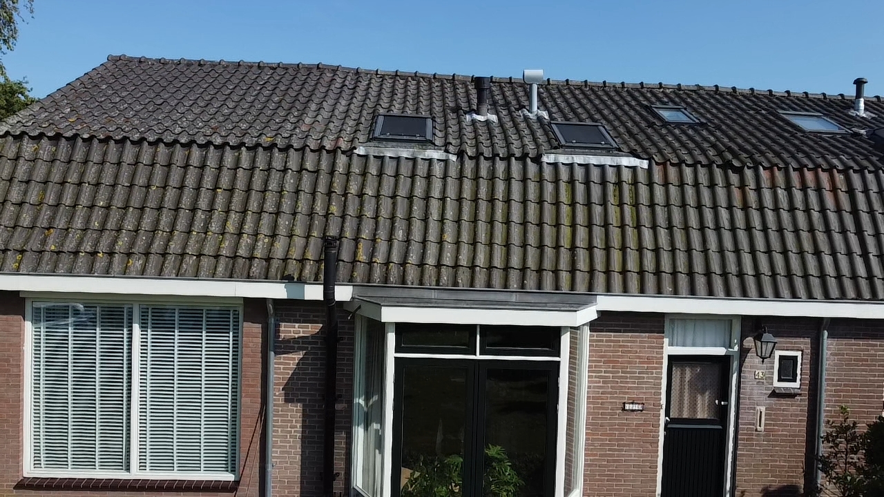 Oude situatie aan de voorzijde – Dakservice Van der Meer