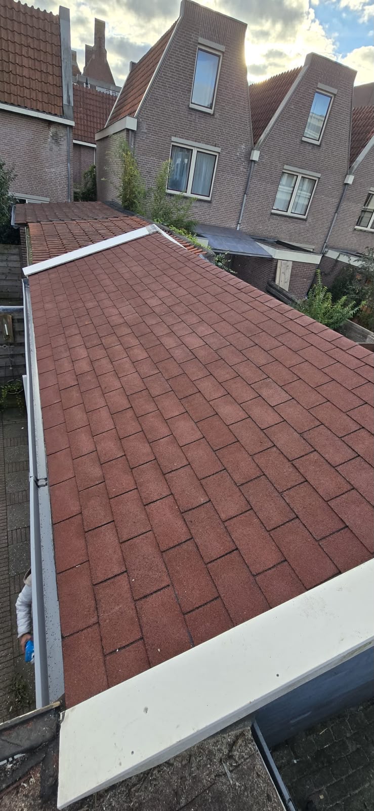 Vernieuwd rood shingledak met gootbak in Alkmaar
