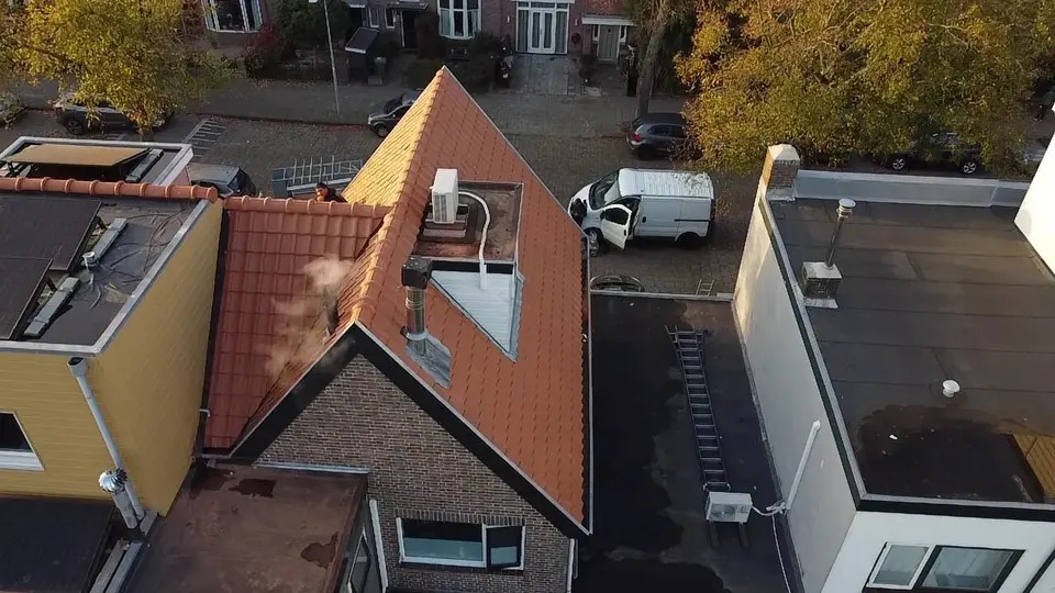 Vernieuwd rood pannendak met dakkapel in de regio Haarlem
