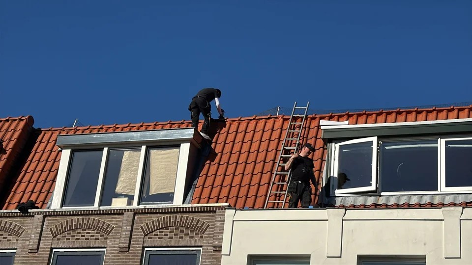 Dakwerk in uitvoering bij een dakkapel in Heemstede – pannendak