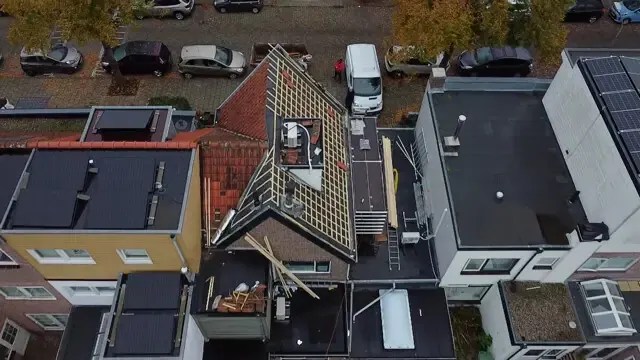 Open pannendak tijdens de renovatie in Haarlem-Noord