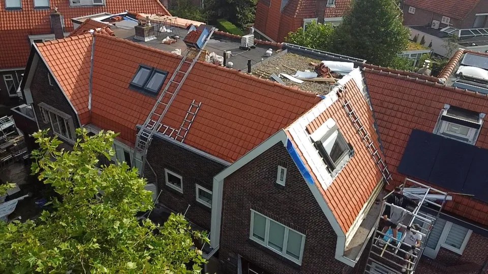 Overzicht van de hoekwoning met rood pannendak – Heemstede