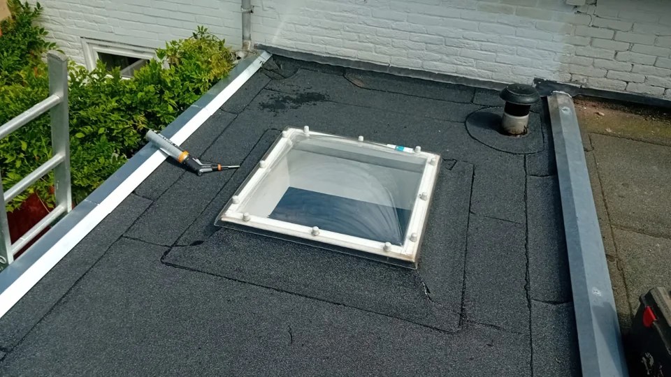 Plat dak met de vervangen lichtkoepel naast de gevel – Haarlem