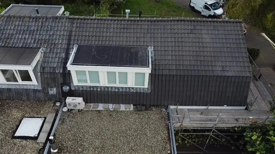 Vernieuwd pannendak met dakramen aan de achterzijde in Zwaanshoek